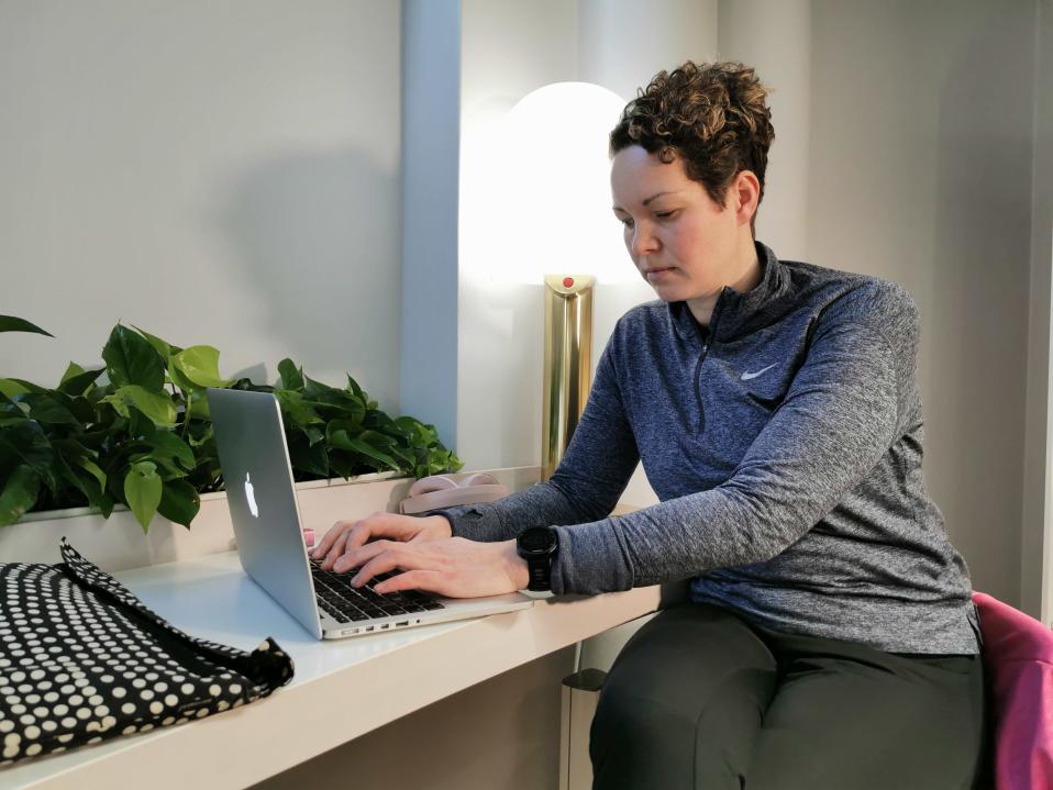 Paula Fiskaali näppäilee kannettavaa tietokonetta
