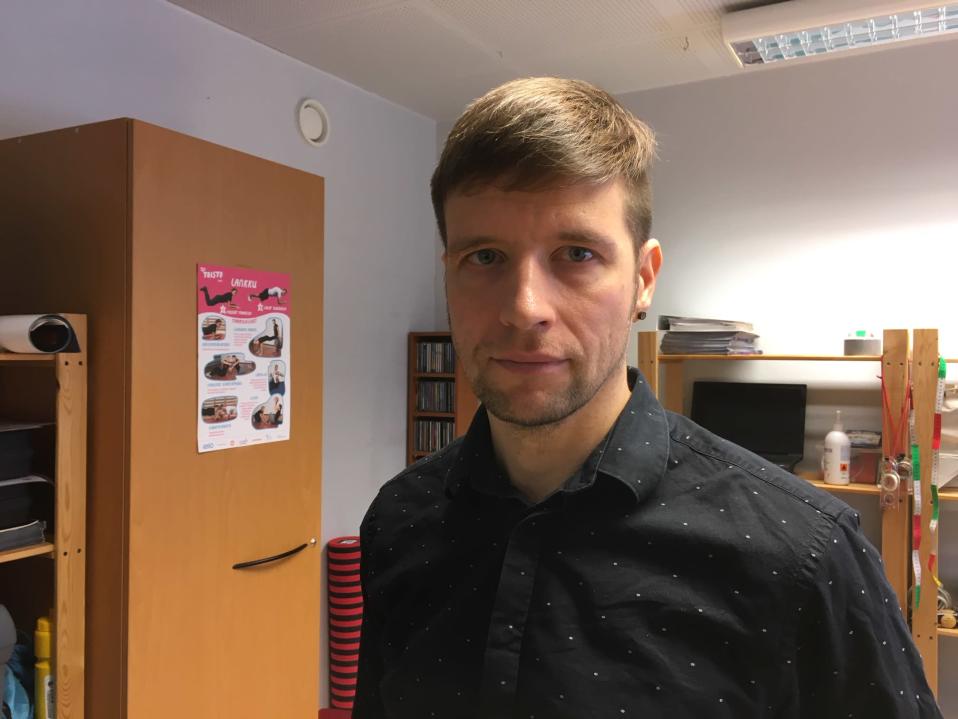 Tomi Pyylampi seisoo Pokalin toimistossa