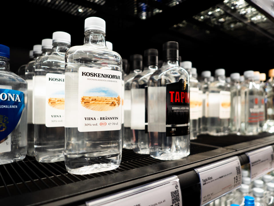 Alkoholituotteita Alkon hyllyllä.