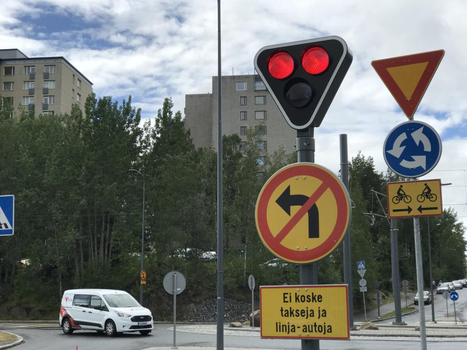 raitiotievalossa palaa punainen