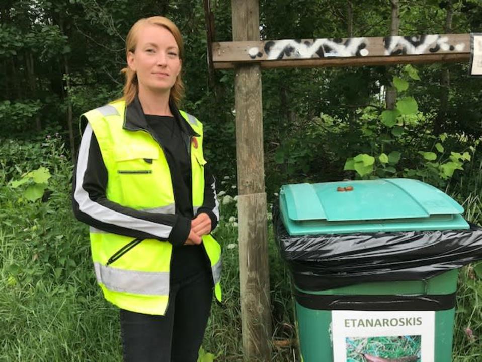 Vieraslajikoordinaattori Eerika Pesonen etanaroskiksen vieressä.