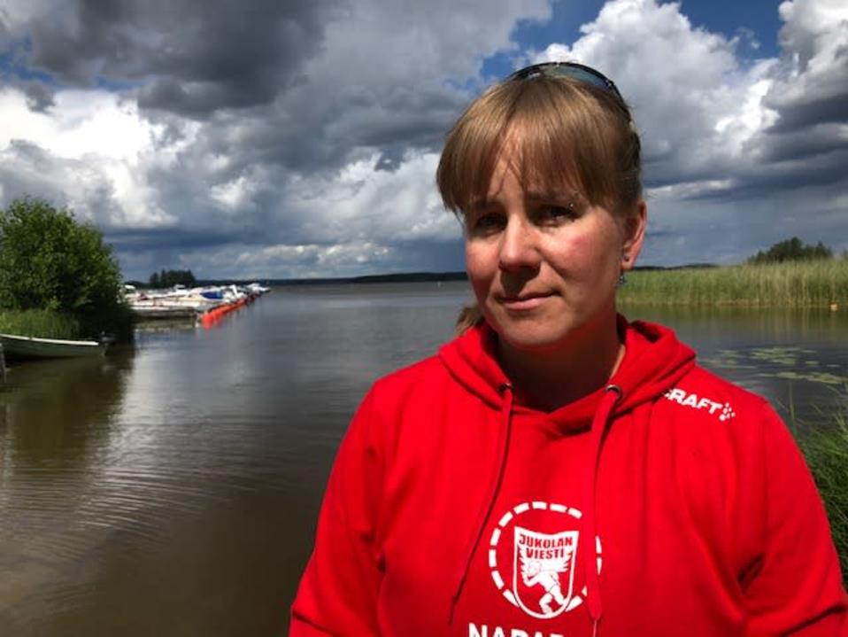 Vapaaehtoispelastaja Sanna Karjalainen Kouvolan järvipelastusasemalla Pyhäjärvellä