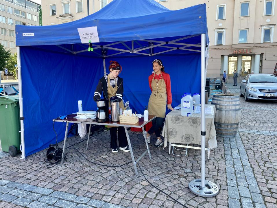 Emma Ketonen ja Ninja Peltola vohvelinmyyntiteltassaan.