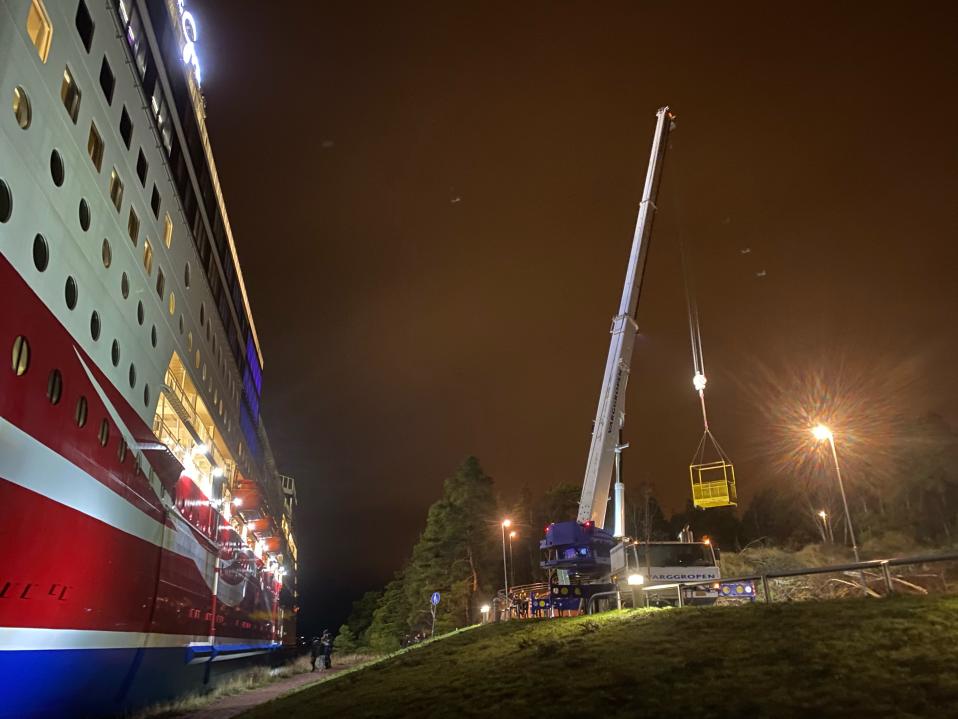 Viking Grace till vänster och en lyftkran till höger.