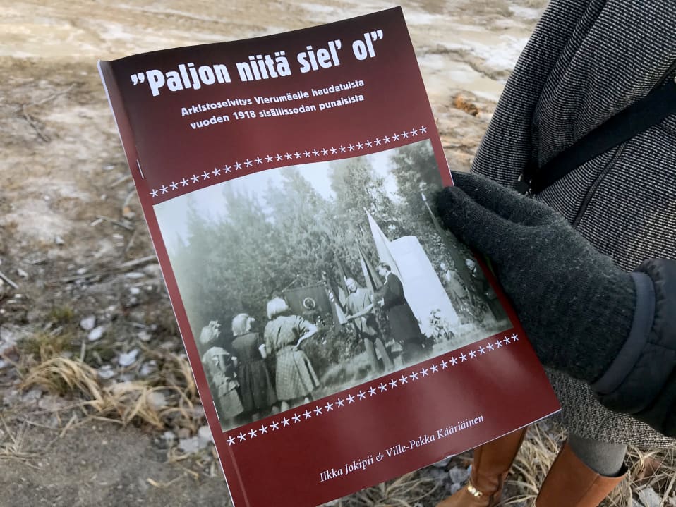 Suomen sisällissodasta Vierumäen taisteluista kertova kirja miehen kädessä