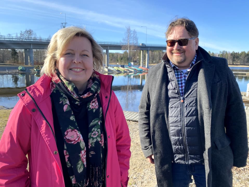 Kalkkisten seudun kyläyhdistyksen varapuheenjohtaja Minna Koskinen ja vapaa-ajan asukas Esa Mikkonen Kymijoen rannalla Asikkalan Kalkkisissa.