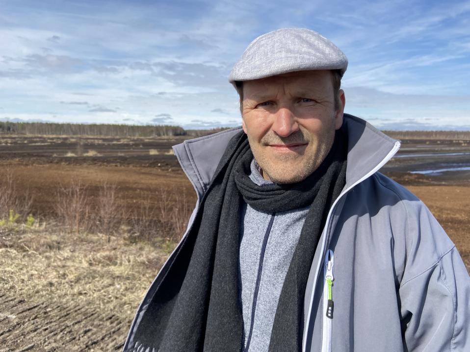 EPV Bioturpeen toimitusjohtaja Timo Orava turvepellolla.