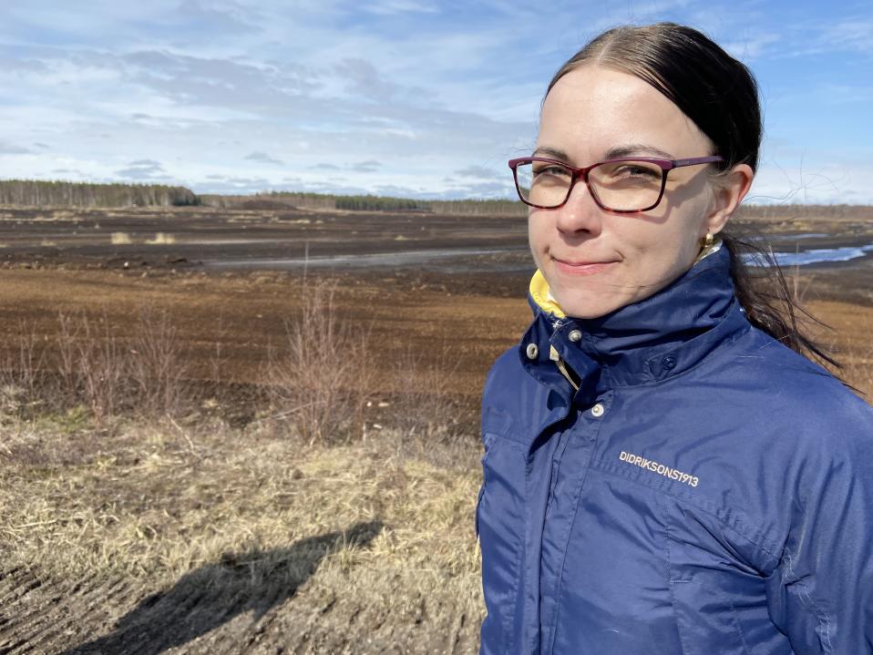 EPV Energian ympäristöasiantuntija Menna Luhtala turvesuolla Lapuan Heininevalla.