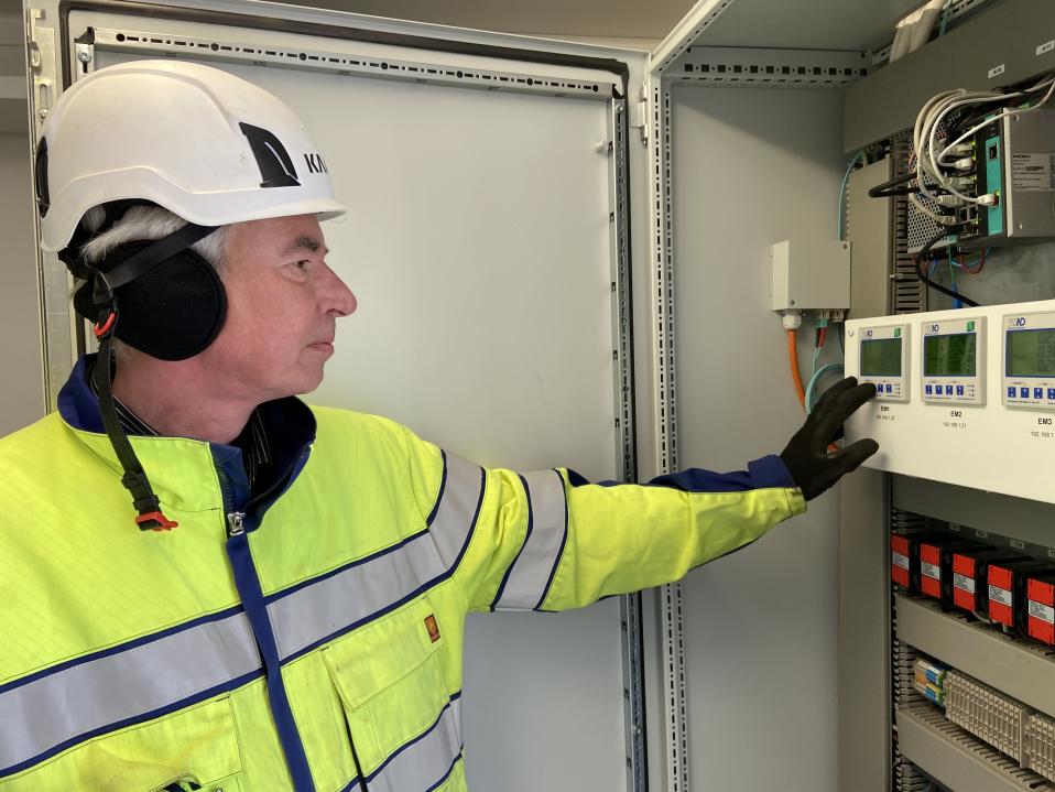 EPV Energian automaatio- ja sähköpäällikkö Jari Heinilä tutkii, miten aurinkopaneelit ovat tuottaneet talven aikana.