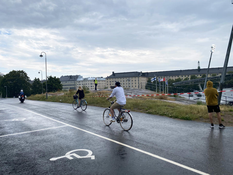 Vartija partioi jalkapallostadionin ulkopuolella.