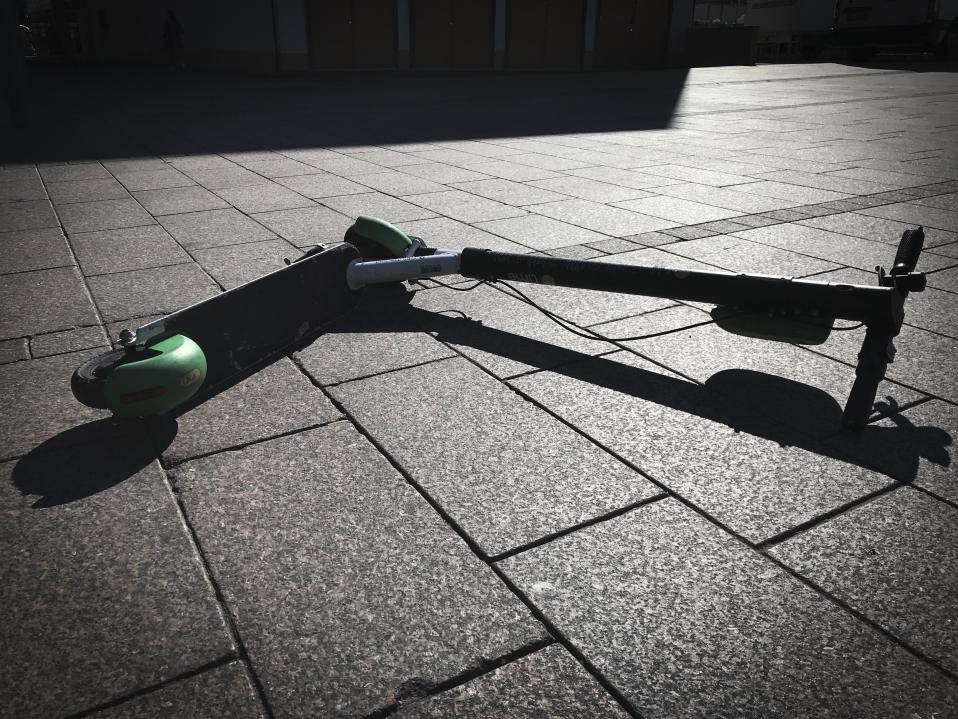 Sähköpotkulauta katukivetyksellä Narinkkatorilla Helsingissä heinäkuisena aamupäivänä.