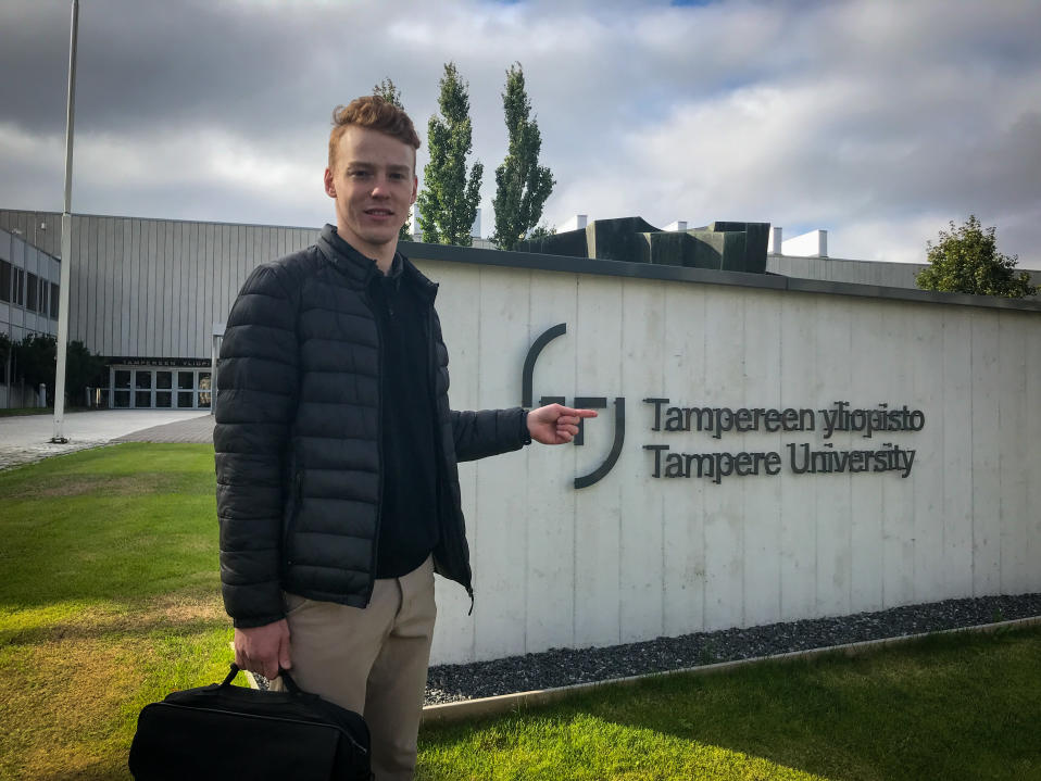 Elia Ahola Tampereen yliopiston edessä