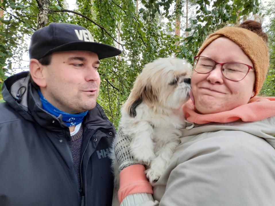 Sami Sivonen ja Laura Kiretti someperhe Luumäeltä. Perheen koira Bobi Lauran sylissä