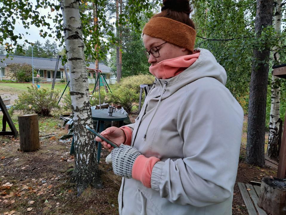 Laura Kiretti postaa kännykällä perheestään
