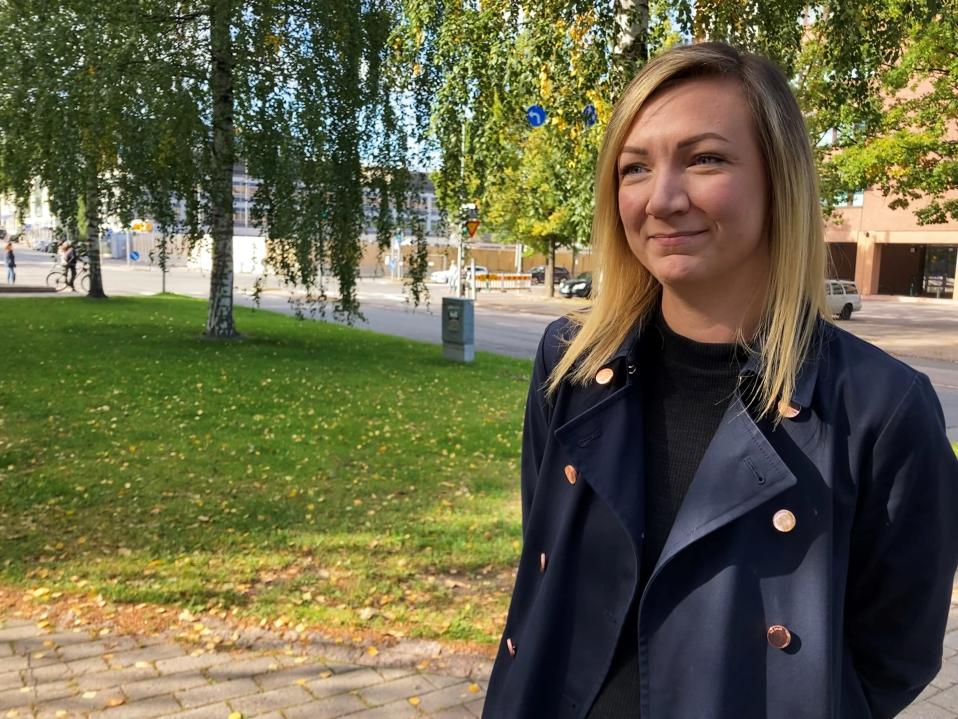 Pro Lahden Anita Immonen seisoo koivujen alla Lahden Paavolassa