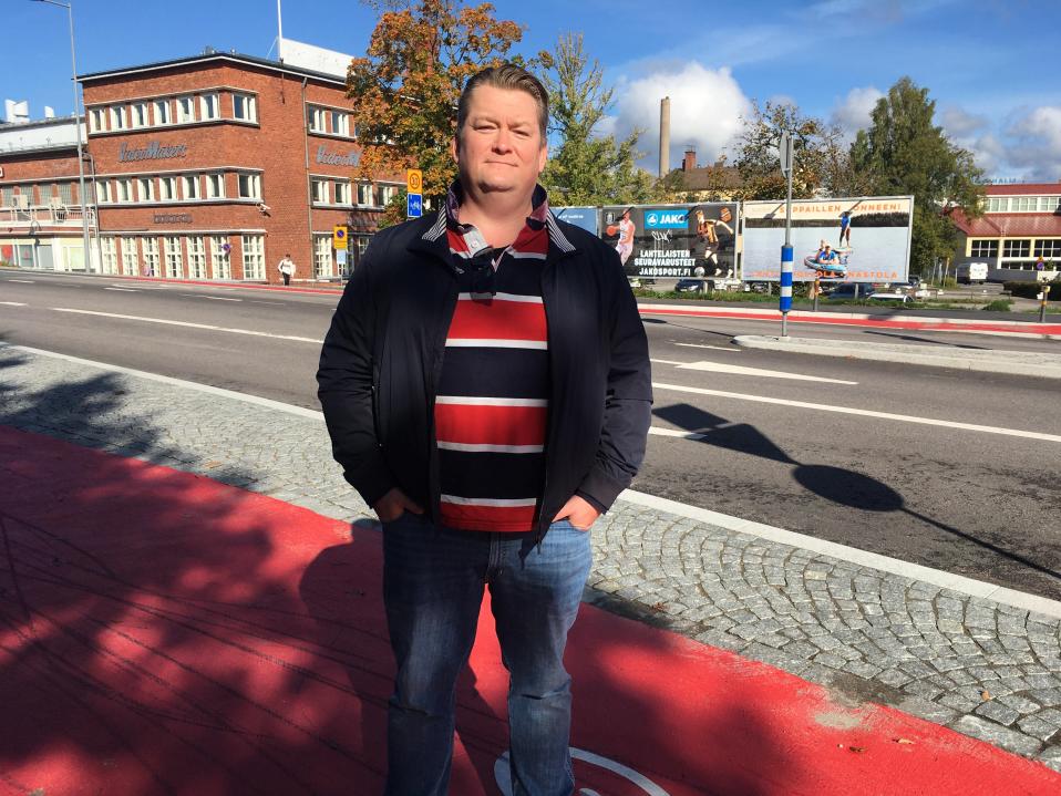 Kokoomuksen Francis McCarron seisoo pyöräilijöiden liikenneympyrässä Lahden urheilukeskuksen lähellä.