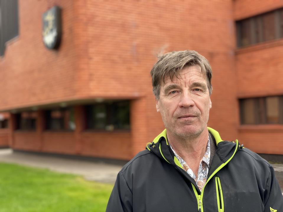 Jari Huotari Inarin kunnantalon pihalla.