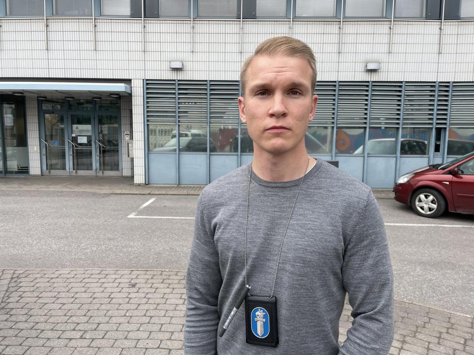 Rikoskomisario Tuomas Luhtaniemi seisoo Tampereen poliisitalon edessä.