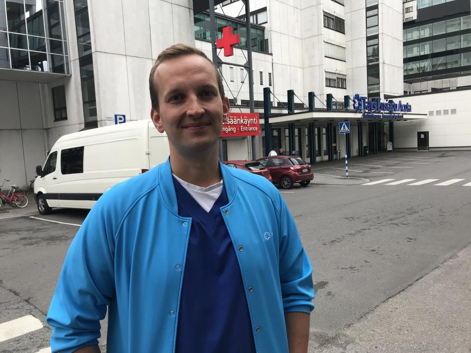 Acutan ylilääkäri Mikko Franssila seisoo ensiavun edustalla.