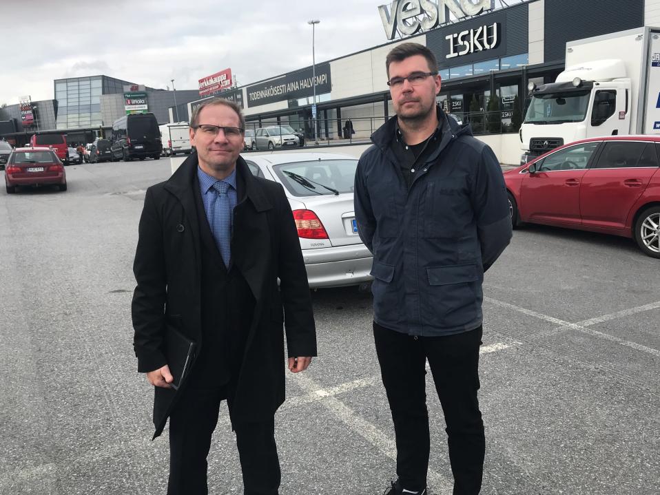 Kaavoitusjohtaja Matti Jääskeläinen (vas.) ja yhdyskuntatekniikan päällikkö Antti Reinikka
