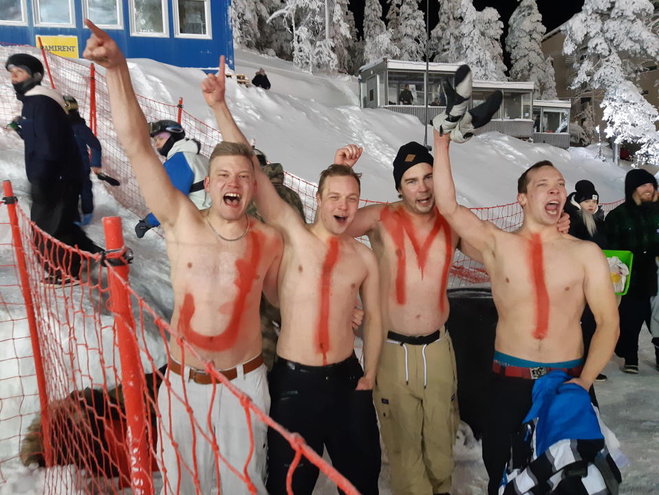 Jimi Salosen paidattomia faneja katsomossa. Nuorten miesten rintaan on maalattu kirjaimet JIMI.