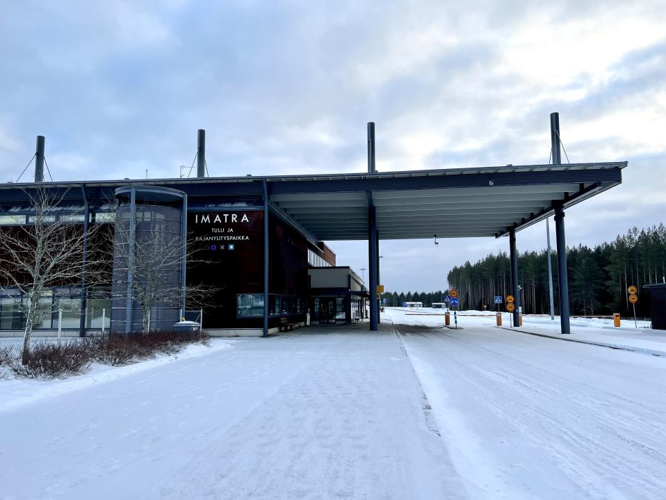 Kuva Imatran rajanylityspaikan rakennuksesta ulkoa. Talvi, lunta.
