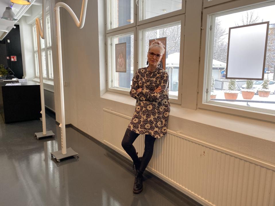 Anna-Elina Lyytikäinen nojaa ikkunalautaan Hämeenlinnan teatterin aulassa. Kuva otettu 28.1.2022.