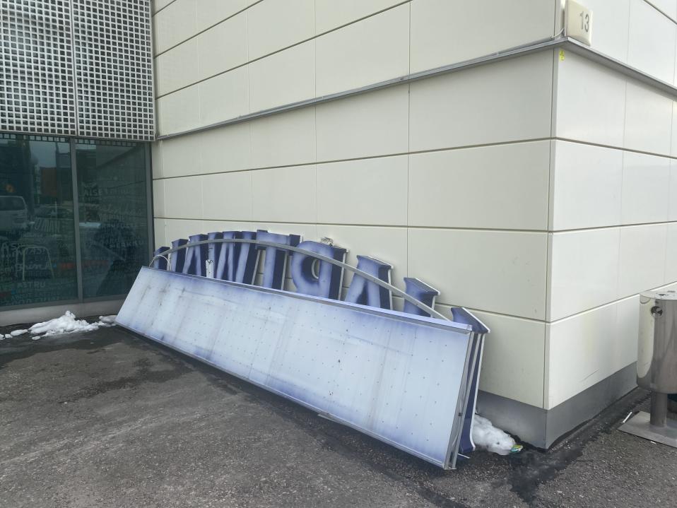Hartwall Arenan nimikylttiä revittiin Helsingin areenasta keskiviikkona.