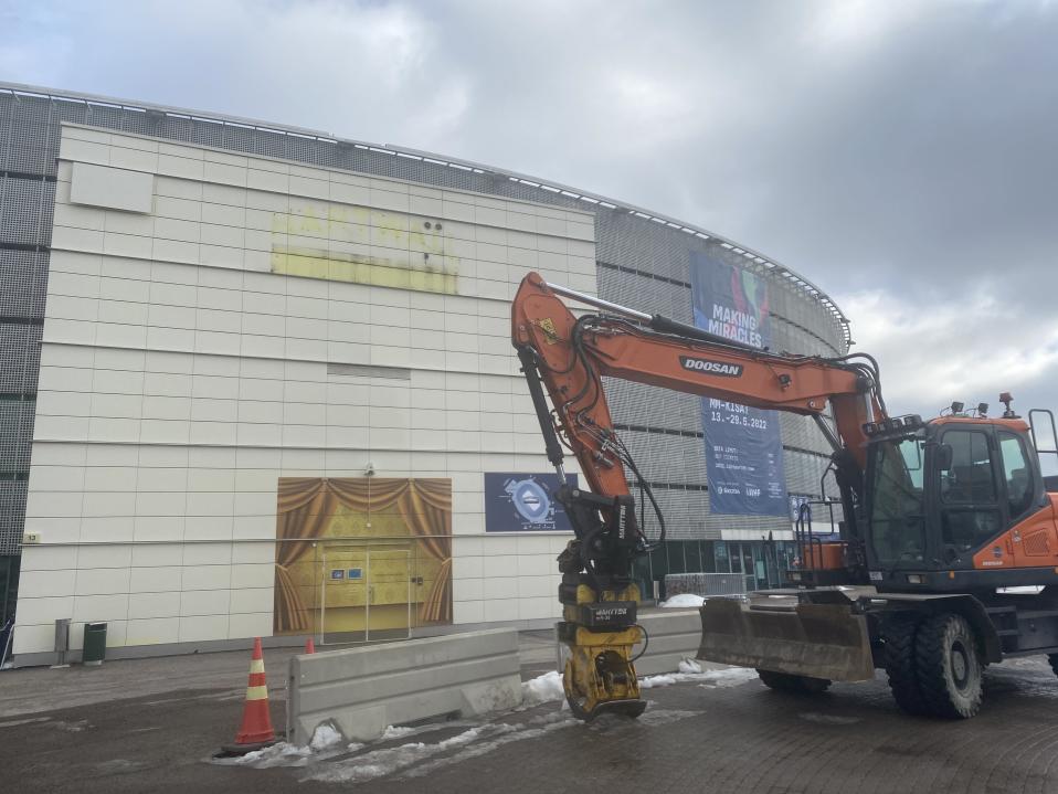 Hartwall Arenan nimikylttiä revittiin Helsingin areenasta keskiviikkona.