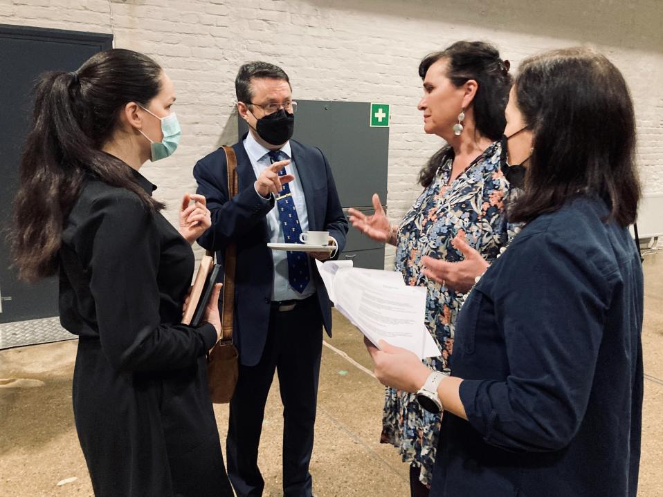 Päijät-Soten viranhaltijat viestinnän kehittämispäällikkö Elina Suontamo, toimitusjohtaja Marina Erhola ja hallintojohtaja Sari Lahti keskustelevat aluevaltuuston puheenjohtajan Mika Karin kanssa.