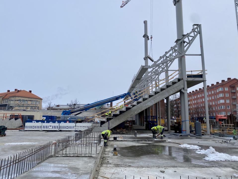 Tammelan stadionin työmaa maaliskuun 30. päivänä. Kuvassa ensimmäinen paikalleen asennettu stadionin katsomoelementtipohja.