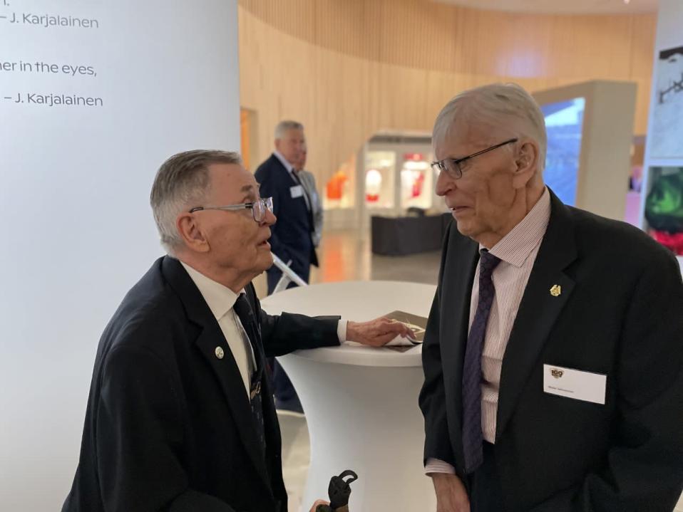 Simo Lampinen ja Valle Seliverstov Urheilumuseossa keväällä 2022.