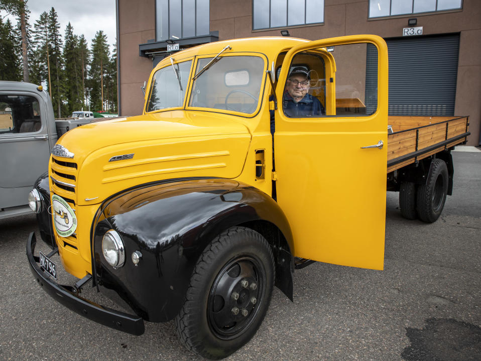 Keltainen Fordson Thames -kuorma-auto.