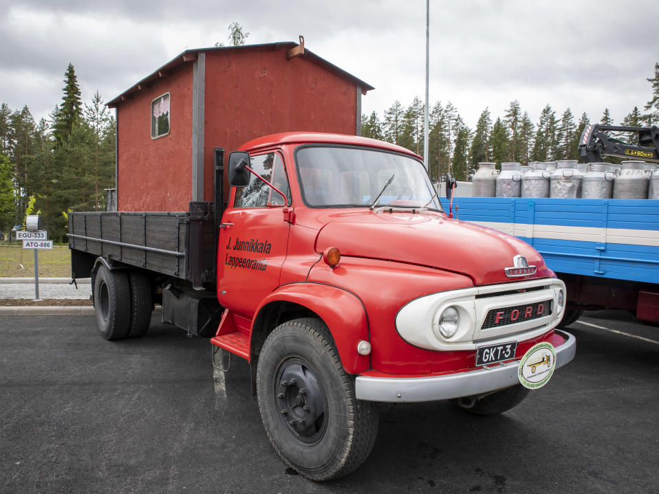 Ford Thames -kuorma-auto koppi lavalla.