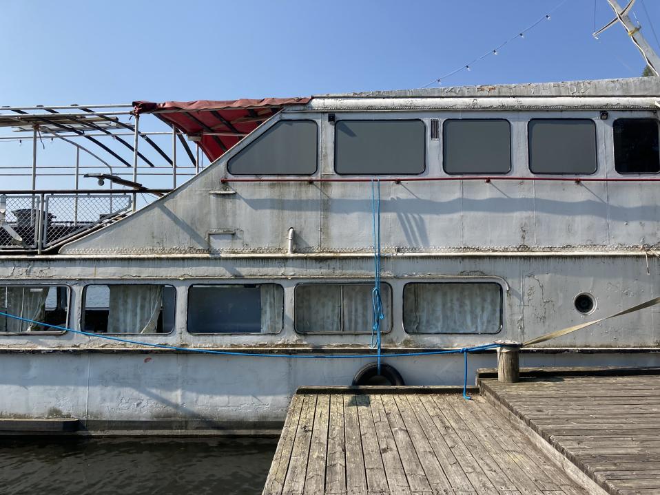 Huonokuntoinen M/S Tampere on luvatta kiinnitetty Nokian Viinikanniemen laituriin.