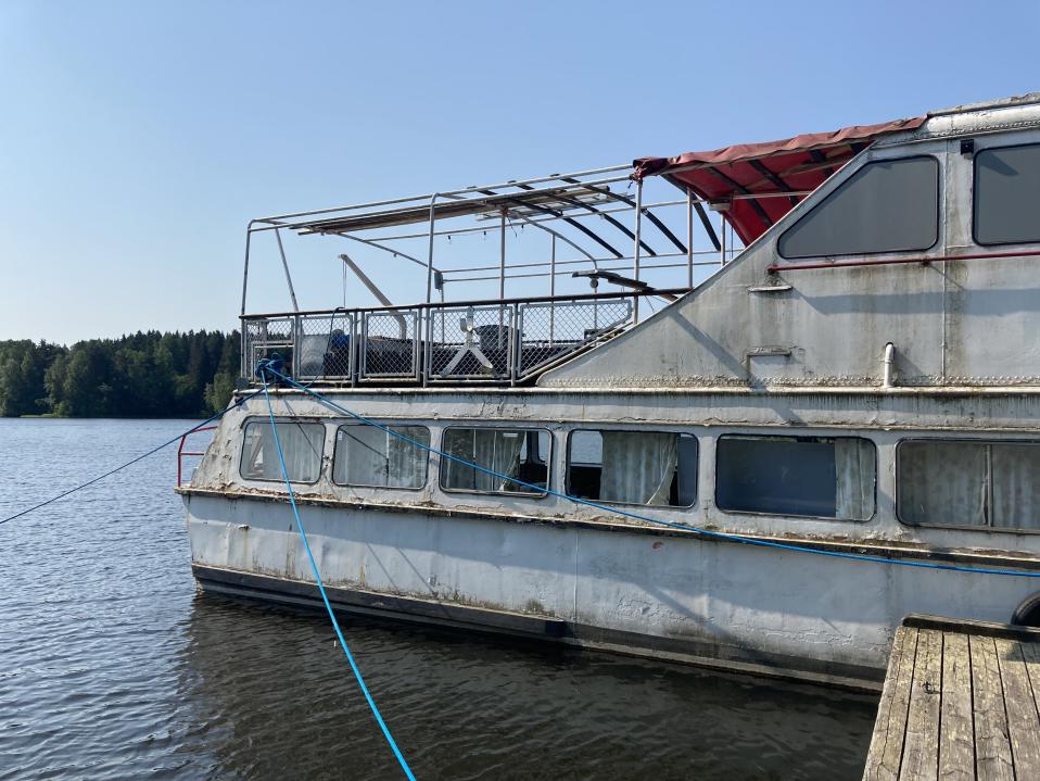Huonokuntoinen alus M/S Tampere kiinnitettynä luvattomasti Nokian Viinikanniemen laituriin.
