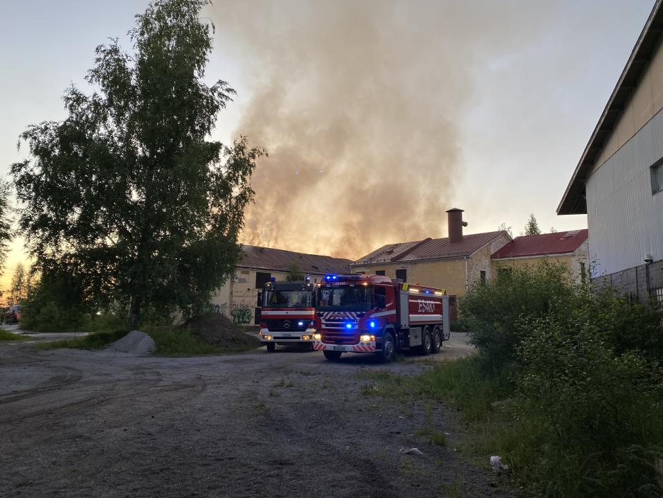 Paloautoja palopaikan edessä
