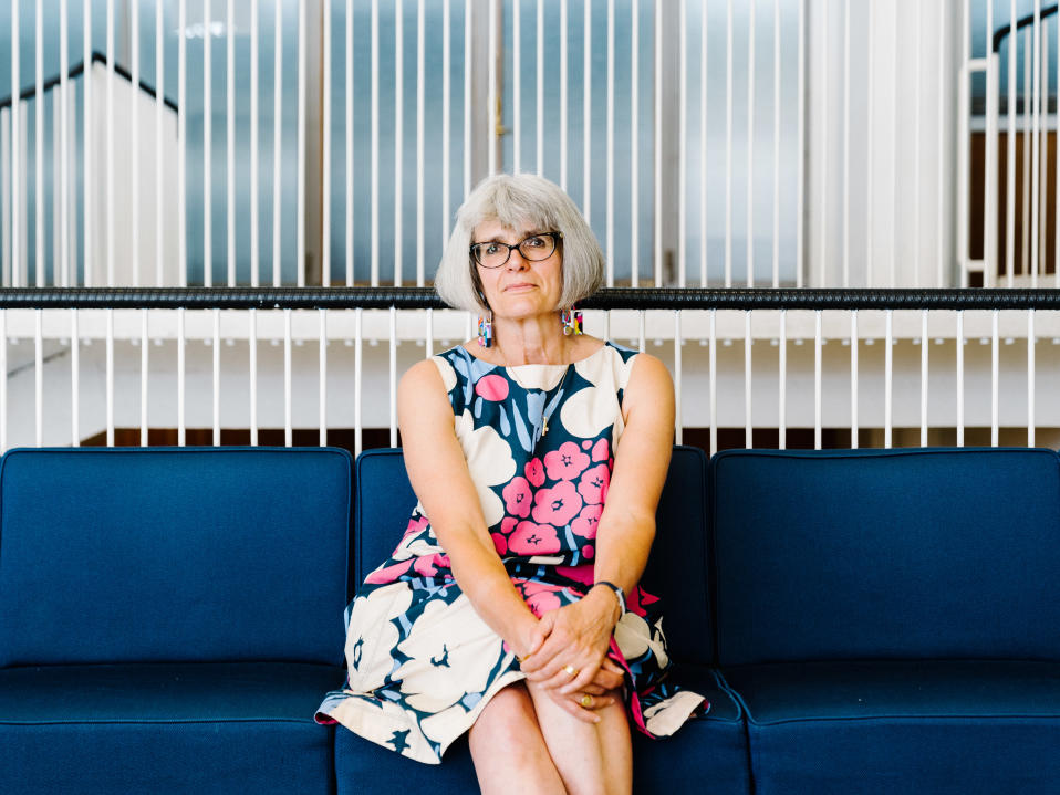 Carolyne Larrington istuu Porthanian aulassa.