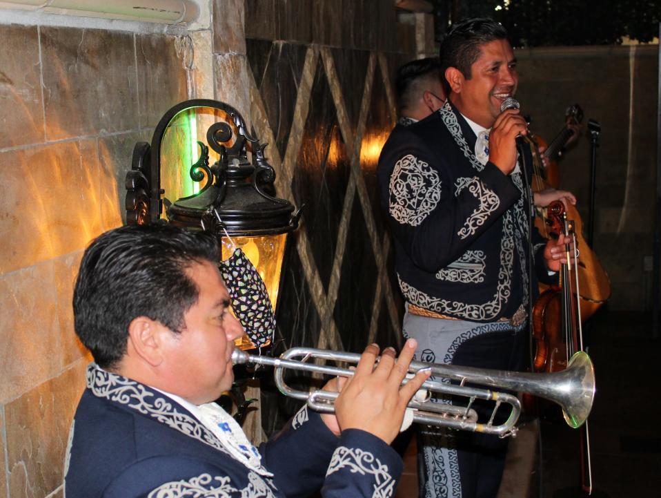Kuvassa on mariachi-orkesterin soittajia Los Angelesissa lokakuussa 2020.