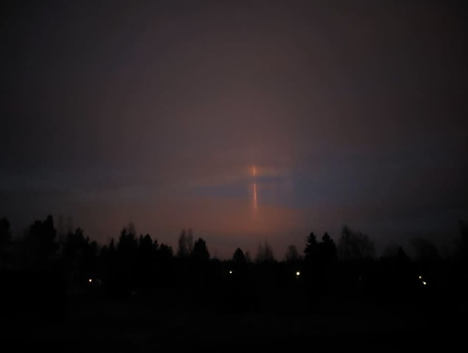 Keinovalopilari kuvattuna Keravan Jokitiellä.