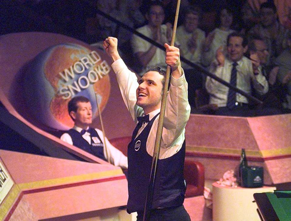 Joe Perry juhlii trillerivoittoa vuoden 1999 MM-kisojen 1. kierroksella. Taustalla tappion kärsinyt kuusinkertainen maailmanmestari Steve Davis.