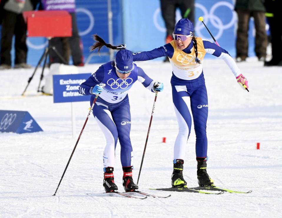 Kerttu Niskanen antaa Krista Pärmäkoskelle lähtömerkin Pekingin olympialaisten viestissä.