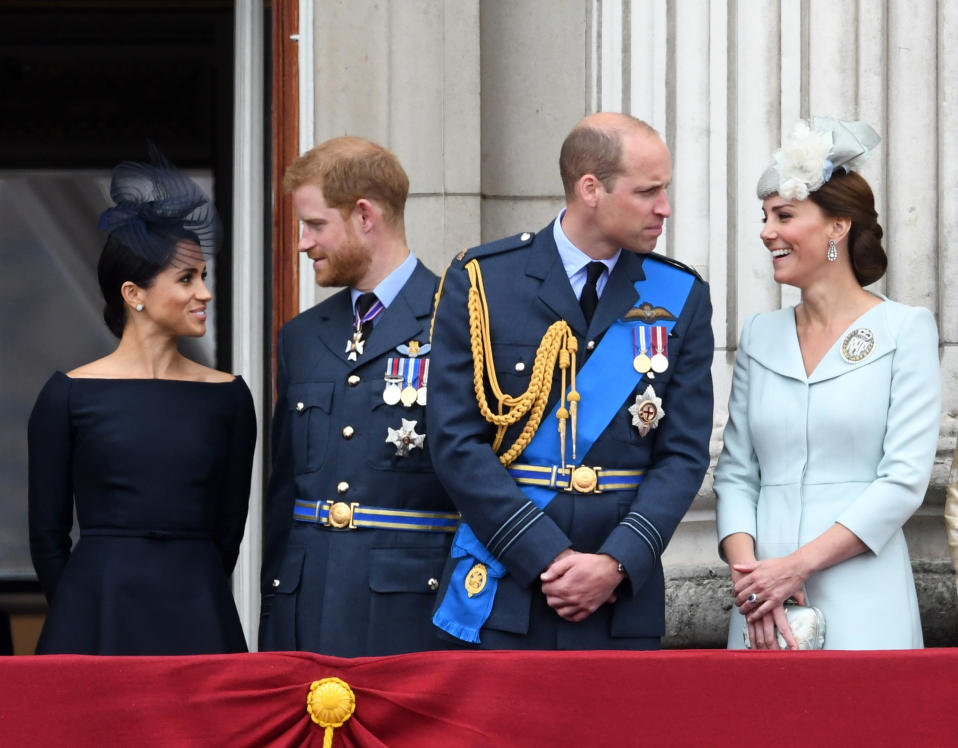 Meghan ja Harry katsovat toisiaan. Vieressä William ja Kate katsovat toisiaan.