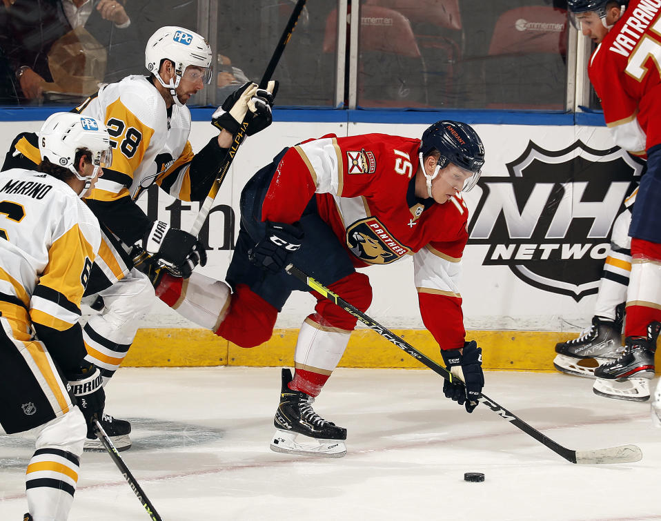 Anton Lundell Pittsburghin pelaajien pihdeissä.