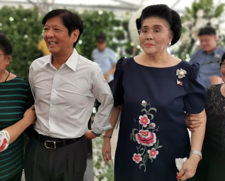 Bongbong ja Imelda Marcos rinnakkain.