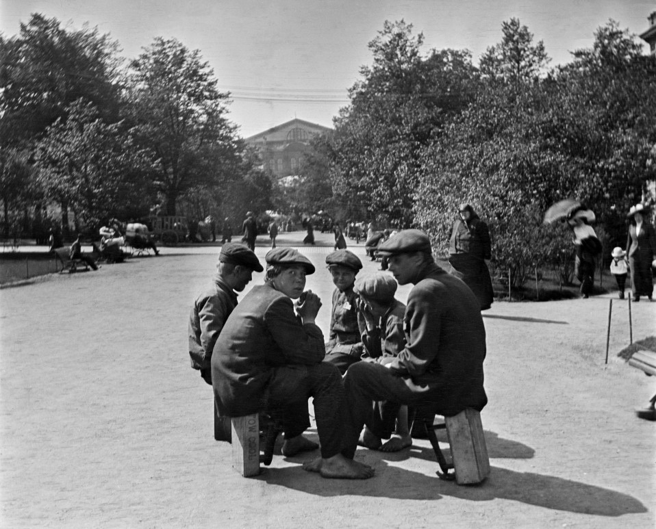 Kengänkiillottajapoikia Runebergin esplanadilla