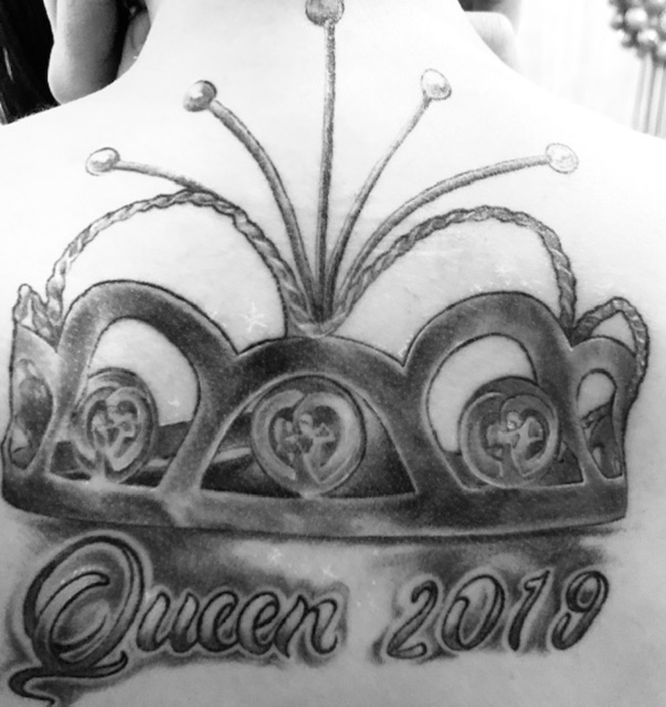 Tangokuningattaren kruunu tatuoituna isosti yläselkään.