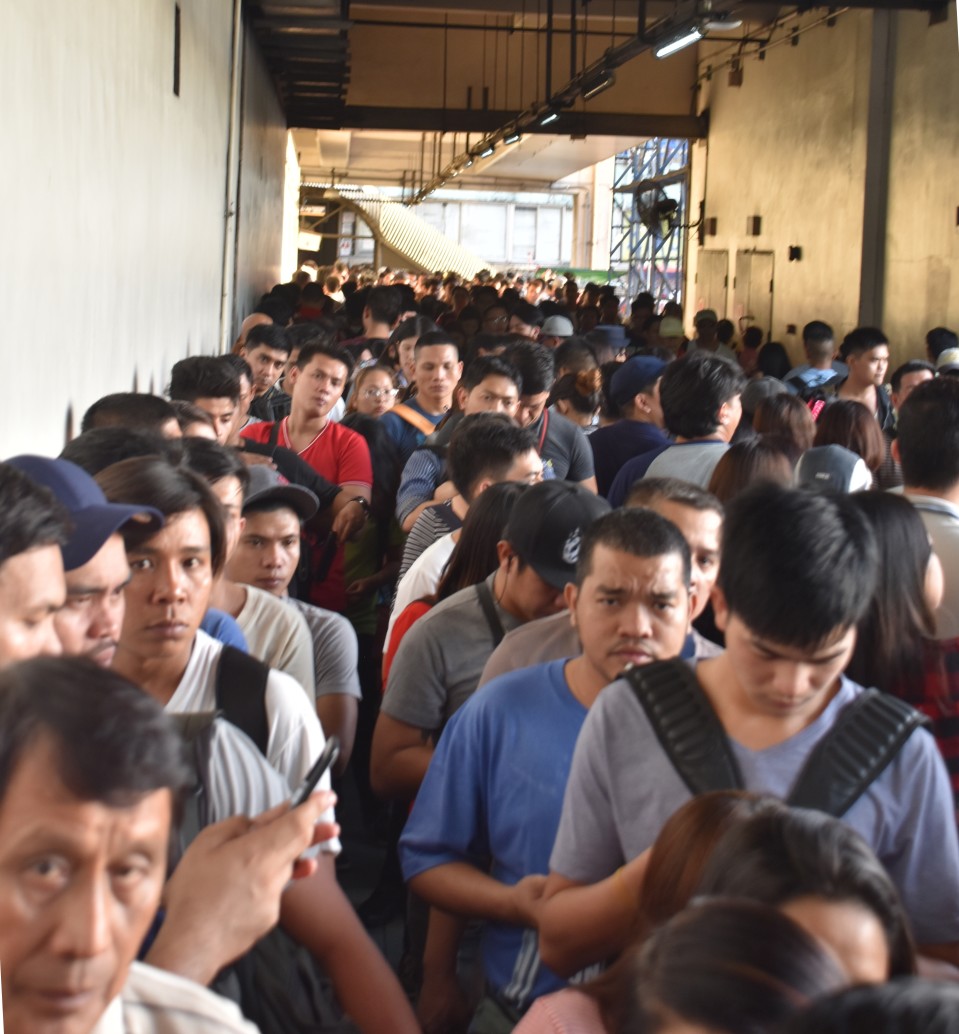 Långa köer till metrostationen i Manila