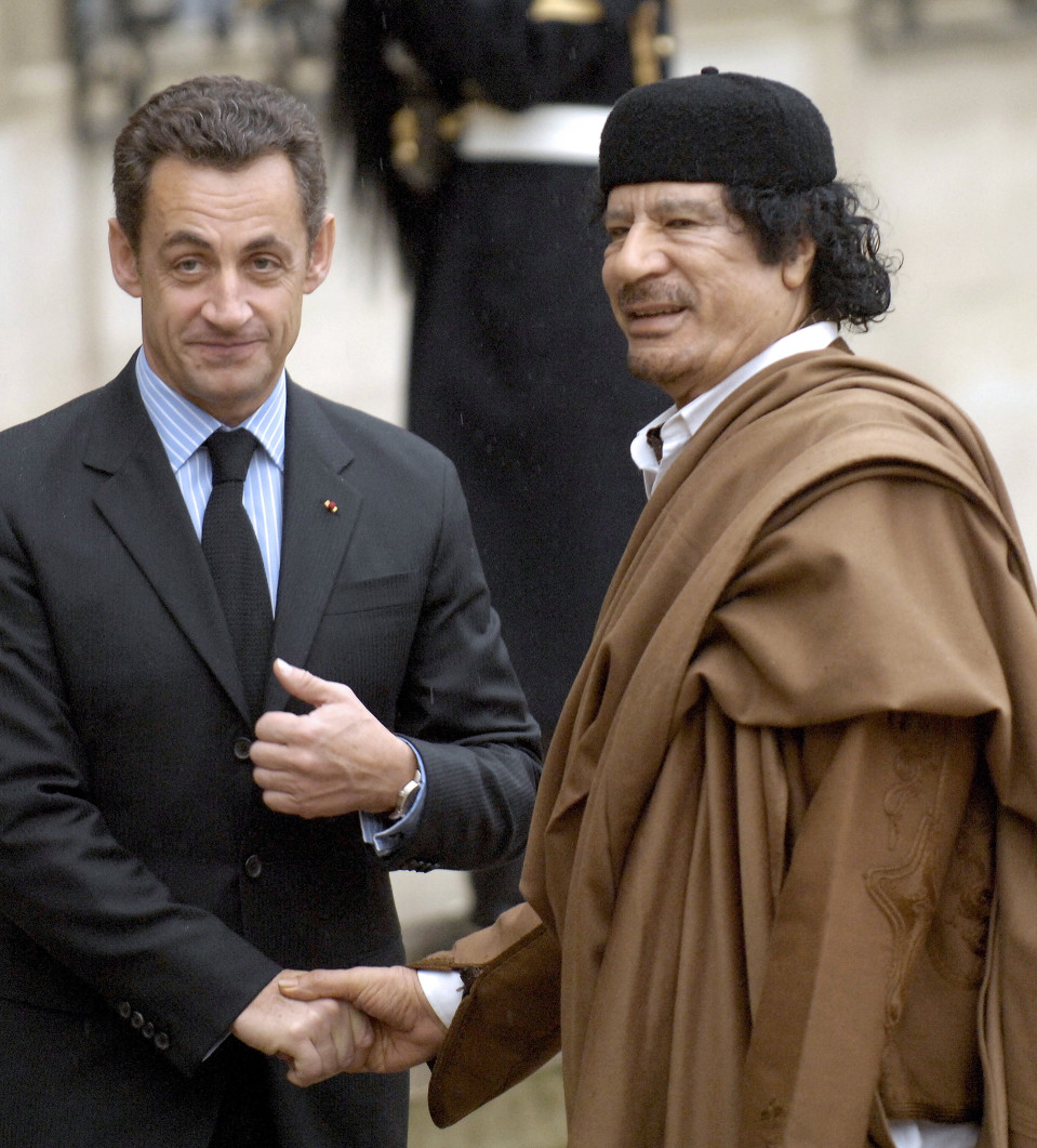 Nicolas Sarkozy ja Libyan johtaja Muammar Gaddafi 10. joulukuuta 2007.