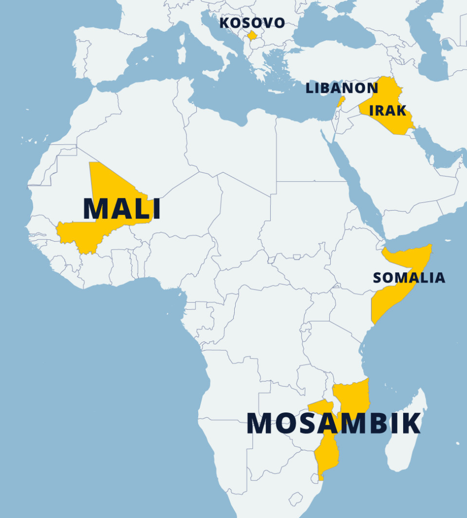 Kartta maista joissa Suomi osallistuu kriisinhallintatehtäviin. Merkityt paikat ovat Kosovo, Libanon, Irak, Mosambik ja Mali.